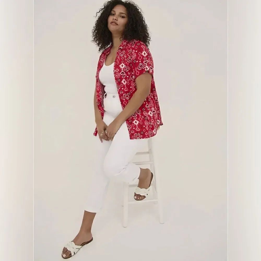 Torrid Red Paisley heart w/Pocket button down blouse sz 2X
